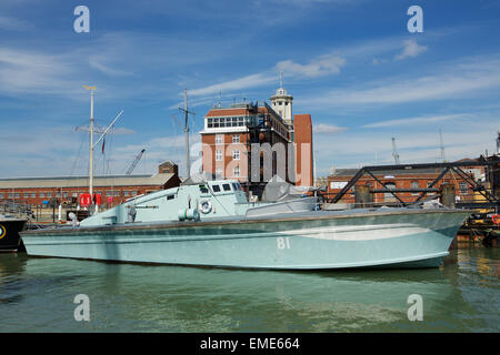 Vintage con una barca a motore ormeggiata in arsenale storico di Portsmouth Foto Stock