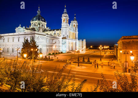 Madrid, Spagna presso la cattedrale di Almudena e il Palazzo Reale. Foto Stock