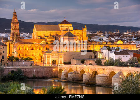 Cordoba, Spagna presso il ponte romano e Moschea-cattedrale sul fiume Guadalquivir. Foto Stock