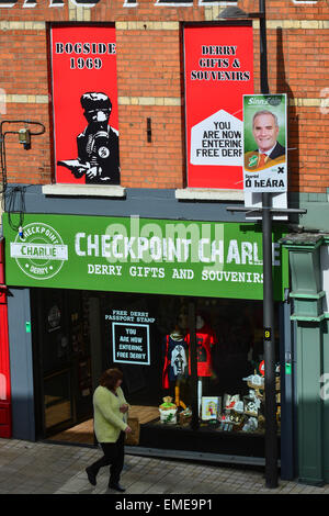 Il Checkpoint Charlie negozio di articoli regalo e souvenir in Londonderry (Derry), Irlanda del Nord Foto Stock