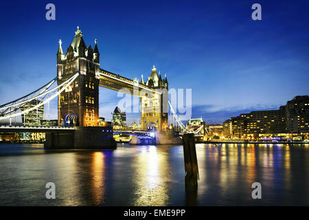 Famoso Tower Bridge di notte di Londra - Inghilterra Foto Stock