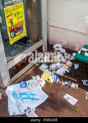 Cucciolata, cibo spazzatura e rifiuti giacenti sparsi sul terreno - Francia. Foto Stock