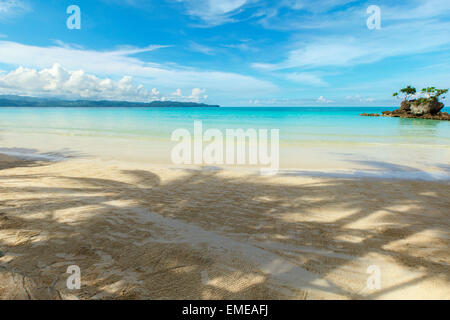 Bella pietra tropicale isola nel mare blu profondo con il cielo blu con nuvole withe Filippine Boracay Foto Stock