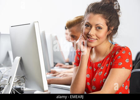 Gruppo di studenti in classe computer Foto Stock