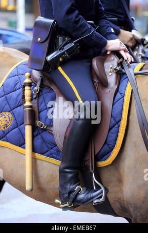 Una chiusa vista di un NYPD funzionari di polizia a cavallo pattuglia in Times Square Manhattan, New York City USA Foto Stock