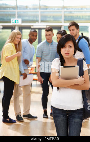 Studentessa essendo intimorito dai compagni di classe Foto Stock