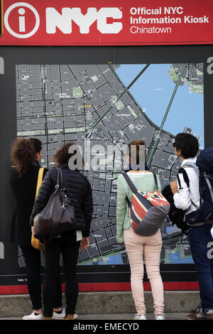 Visitatori guardando la mappa della città di New York in corrispondenza della parete della Gazzetta NYC Chiosco Informazioni Chinatown di New York, Stati Uniti d'America Foto Stock