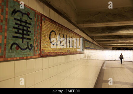 Mosaico segno di Canal Street Subway Station sia in inglese e in cinese Manhattan New York City, Stati Uniti d'America Foto Stock