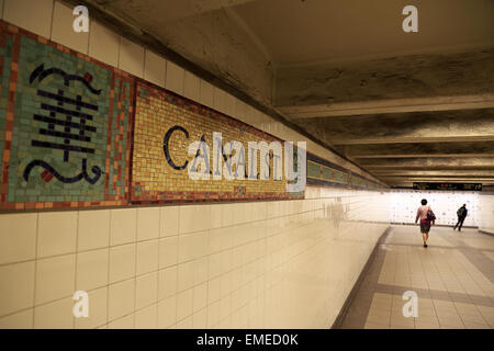 Mosaico segno di Canal Street Subway Station sia in inglese e in cinese Manhattan New York City, Stati Uniti d'America Foto Stock