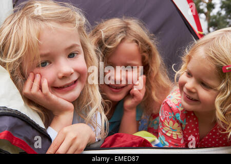 Le tre ragazze godendo camping vacanza in campeggio Foto Stock