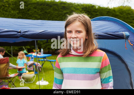 Godendo della famiglia campeggio vacanza in campeggio Foto Stock