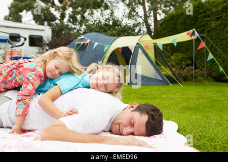 Padre con i bambini sulla rilassante vacanza in campeggio Foto Stock