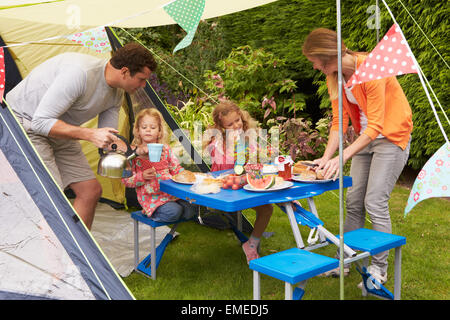 Famiglia godendo di pasto fuori tenda sulla vacanza in campeggio Foto Stock
