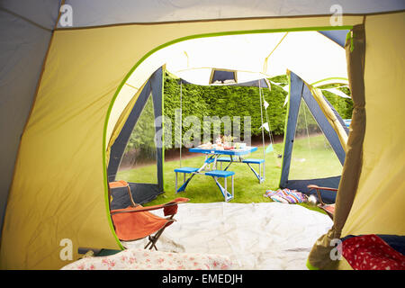Vista dall'interno di tenda che guarda verso il tavolo da picnic Foto Stock