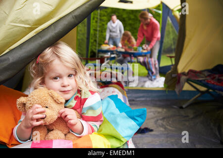 Ragazza con Teddy Bear godendo camping vacanza in campeggio Foto Stock