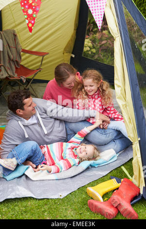 Godendo della famiglia campeggio vacanza in campeggio Foto Stock