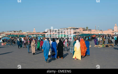 Piazza Jamaa el Fna e marketplace in Marrakech, Marocco. Anche Piazza Jemaa El Fnaa, Djema El Fna o Djemaa El Fnaa Foto Stock