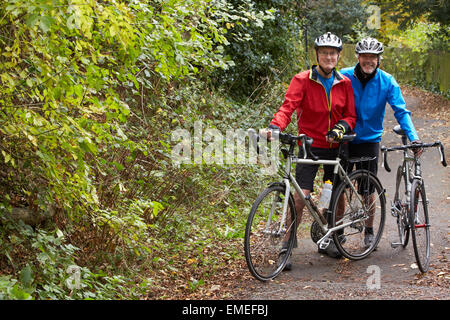 Due maschi maturi i ciclisti in sella moto lungo il percorso Foto Stock