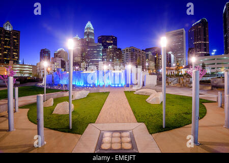 Charlotte, North Carolina, Stati Uniti d'America uptown skyline e parco. Foto Stock