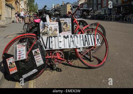 Una bicicletta parcheggiata su Broad Street, Oxford, Regno Unito il 20 aprile 2015 la promozione di The Mad Hatter candidato per Oxford est in U.K. Le elezioni generali del 2015. Il Mad Hatter è vero nome è Alasdair de Voil, un imprenditore locale in piedi contro l'operatore storico p.f. Andrew Smith (Manodopera) in Oxford East Ward. Foto Stock