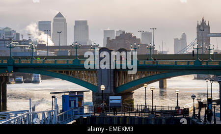 Blackfriars Bridge con Canary Wharf in background, Londra Gran Bretagna Foto Stock