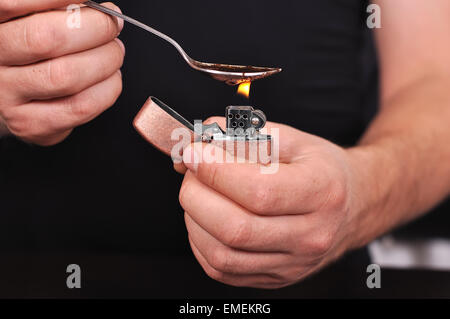 L uomo si prepara il farmaco in cucchiaio, close up Foto Stock