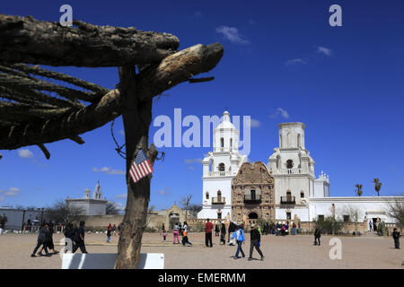 La missione storica di San Xavier de Bac in Tohono O'odham San Xavier Indian Reservation in Tucson in Arizona USA Foto Stock