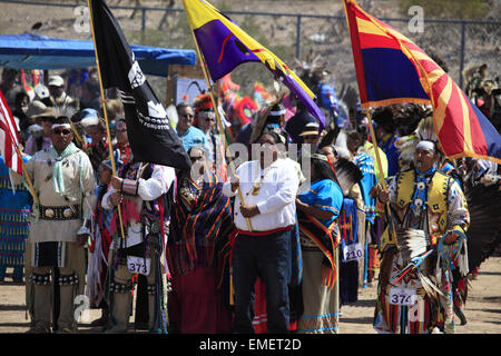 Grand entry di Tohono O'odham Nazione Wa annuale:k Pow Wow a San Xavier del Bac Mission, Tucson, Arizona, Stati Uniti d'America Foto Stock