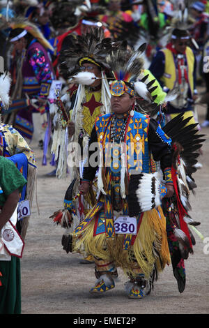 Grand entry cerimonia del Tohono O'odham Nazione Wa annuale:k Pow Wow a San Xavier del Bac Mission, Tucson, Arizona, Stati Uniti d'America Foto Stock