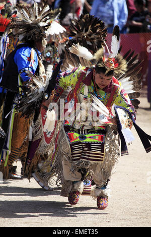 Ballerini danzare a gran voce di Tohono O'odham Nazione Wa annuale:k Pow Wow a San Xavier del Bac Mission, Tucson, Arizona, Stati Uniti d'America Foto Stock