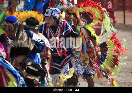 Ballerini danzare a gran voce di Tohono O'odham Nazione Wa annuale:k Pow Wow a San Xavier del Bac Mission, Tucson, Arizona, Stati Uniti d'America Foto Stock