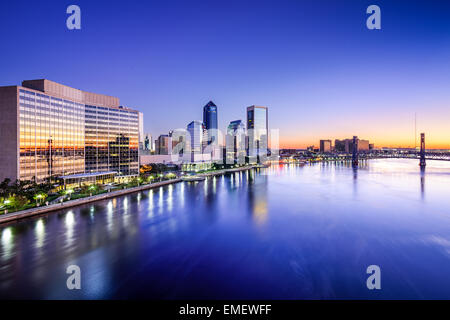 Jacksonville, Florida, Stati Uniti d'America skyline del centro sulla St Johns River. Foto Stock