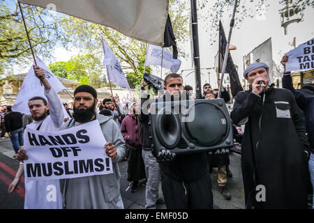 Immagini di FILE: Londra, Regno Unito. Aprile, 2014. Immagini di file: Asif islamista Malik (sinistra tenendo premuto 'Hands Off musulmani' segno) da un passato di protesta al di fuori di Regent's Park moschea in aprile 2014 è stato arrestato dalla polizia di Ankara, Turchia Credito: Guy Corbishley/Alamy Live News Foto Stock