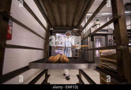 Buenos Aires, Argentina. Xx Apr, 2015. Maestro pasticcere Pablo Salvatierre Argentina di Panettieri nazionale la selezione si baguette al di fuori del forno durante il corso di formazione per i qualificatori americano del Louis Lesaffre Cup, a Buenos Aires, capitale dell'Argentina, il 20 aprile 2015. Le qualificazioni della Louis Lesaffre Cup avrà luogo dal 29 maggio al 4 Giugno in Argentina, con partecipanti provenienti da nord e paesi del Sud America a competere per due posti per il mondo della panificazione Cup 2016 in Francia. © Martin Zabala/Xinhua/Alamy Live News Foto Stock