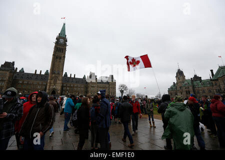 Ottawa, Canada. Xx Apr, 2015. I canadesi che sostengono la legalizzazione della marijuana prendere parte all'annuale "420 " dimostrazione di Ottawa in Canada, il 20 aprile 2015. Nonostante la pioggia e il freddo unseasonably meteo, centinaia di fumatori arrivati alla Collina del Parlamento per la dimostrazione qui a Ottawa. Credito: David Kawai/Xinhua/Alamy Live News Foto Stock