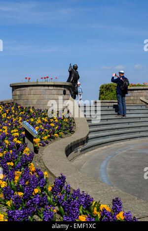 Eric Morecambe statua sul lungomare di Morecambe è popolare per le fotografie Foto Stock