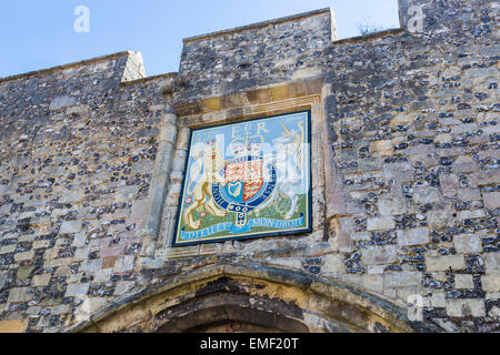 Visite turistiche in Winchester: Dieu et Mon Droit stemma all'entrata della storica piazza del Duomo, Winchester, Hampshire, Regno Unito in una giornata di sole Foto Stock