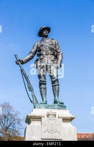 Statua in bronzo commemorativa di un soldato Tommy, un fucile del corpo reale del Re vicino Winchester Cathedral, Winchester, Hampshire, Regno Unito Foto Stock