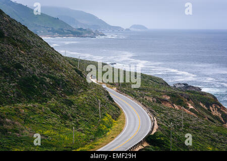 Vista delle montagne lungo la costa e Pacific Coast Highway, a Garrapata State Park, California. Foto Stock