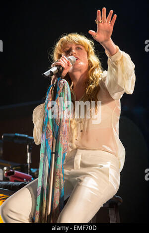 Indio, California, Stati Uniti d'America. Xix Apr, 2015. Il cantante FLORENCE WELCH di Firenze e la macchina esegue insediato dopo la rottura il suo piede di una settimana prima a tre giorni di musica di Coachella e Arts Festival presso Empire Polo Club di Indio, California © Daniel DeSlover/ZUMA filo/Alamy Live News Foto Stock