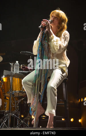 Indio, California, Stati Uniti d'America. Xix Apr, 2015. Il cantante FLORENCE WELCH di Firenze e la macchina esegue insediato dopo la rottura il suo piede di una settimana prima a tre giorni di musica di Coachella e Arts Festival presso Empire Polo Club di Indio, California © Daniel DeSlover/ZUMA filo/Alamy Live News Foto Stock