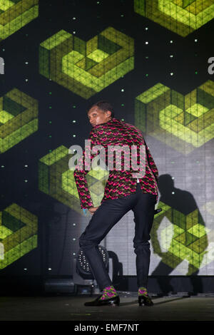 Indio, California, Stati Uniti d'America. Xix Apr, 2015. Musicista sperimentale PAUL VAN HAVER (aka STROMAE) suona dal vivo durante la tre giorni di musica di Coachella e Arts Festival presso Empire Polo Club di Indio, California © Daniel DeSlover/ZUMA filo/Alamy Live News Foto Stock