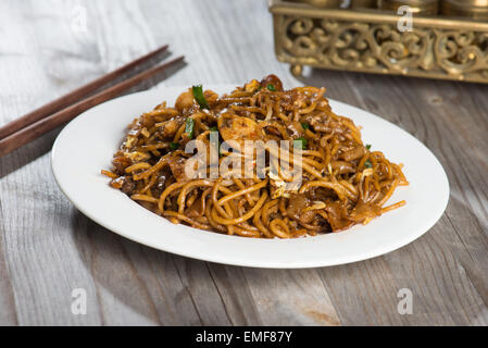 Frittura di Penang Char Kuey Teow che popolare è un piatto a base di noodle in Malesia, Indonesia, nel Brunei e a Singapore Foto Stock