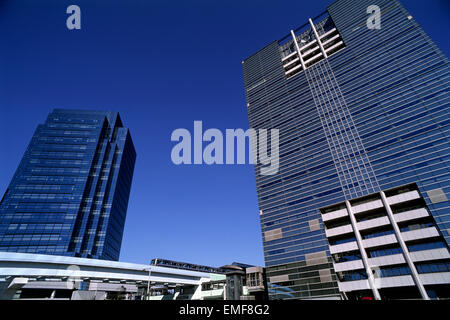 Giappone, Tokyo, Odaiba, linea ferroviaria Yurikamome e Telecom Center Foto Stock