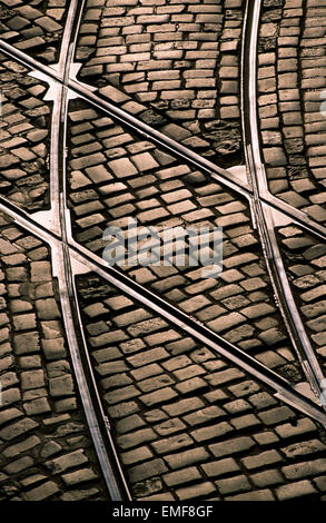 Repubblica Ceca, Praga, strada acciottolata, tram Foto Stock