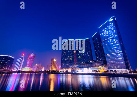 Macao, Macau S.A.R - Novembre 16,2014: Notte dello Skyline di Macao, inclusi i casinò come il Grand Lisboa e Wynn. Il gioco d'azzardo in M Foto Stock