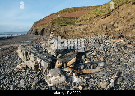 Mare rotto muro di difesa che è venuto giù lungo la costa da Aberystwyth dopo tempeste.Qui Wallog a poche miglia a nord di Aberystwyth. Foto Stock