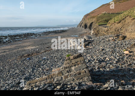 Mare rotto muro di difesa che è venuto giù lungo la costa da Aberystwyth dopo tempeste.Qui Wallog a poche miglia a nord di Aberystwyth. Foto Stock