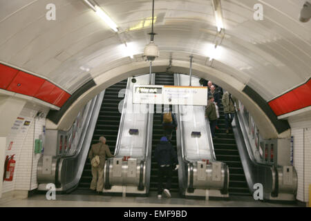 Scale mobili, alla stazione di Liverpool Street, Londra, metropolitana, Inghilterra, Regno Unito. Foto Stock
