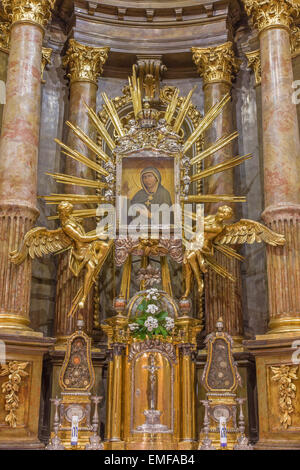 TRNAVA, Slovacchia - 14 ottobre 2014: l'altare barocco della Vergine Maria nella chiesa di San Nicola e la Vergine Maria cappella Foto Stock